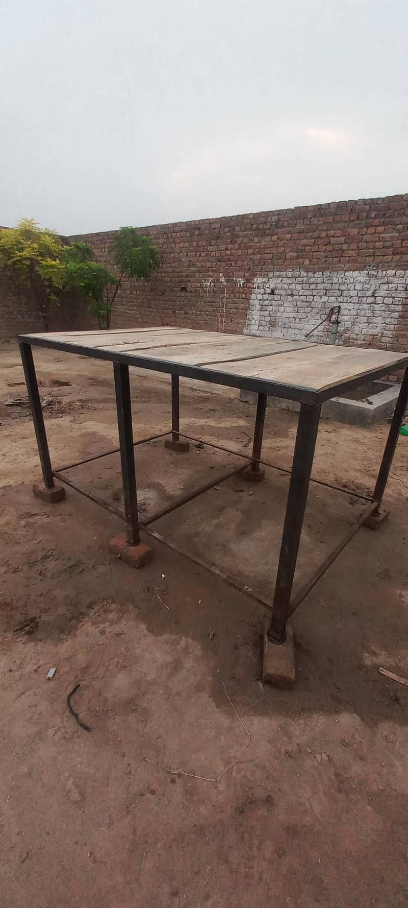 مضبوط لکڑی اور لوہے کا پھٹا برائے فروخت 2