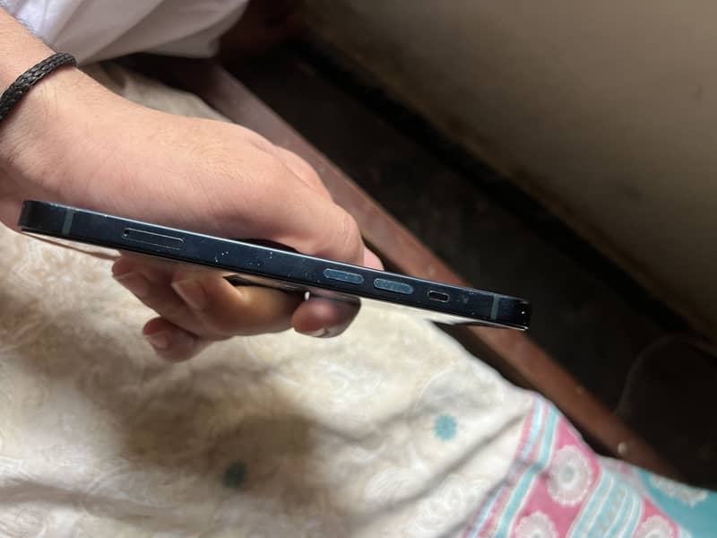 Apple iPhone 13 2