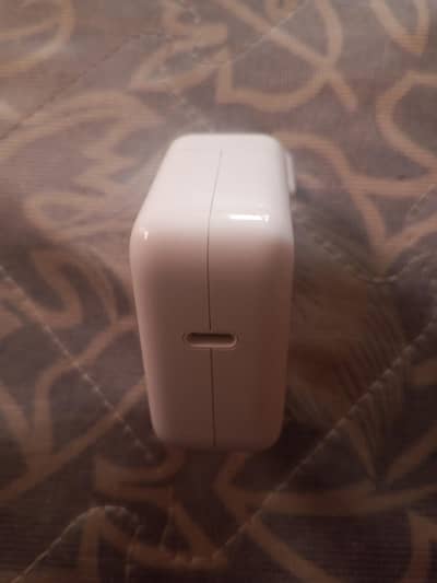 I phone 17 pro max Original charger , purchased by Apple store Sweden
