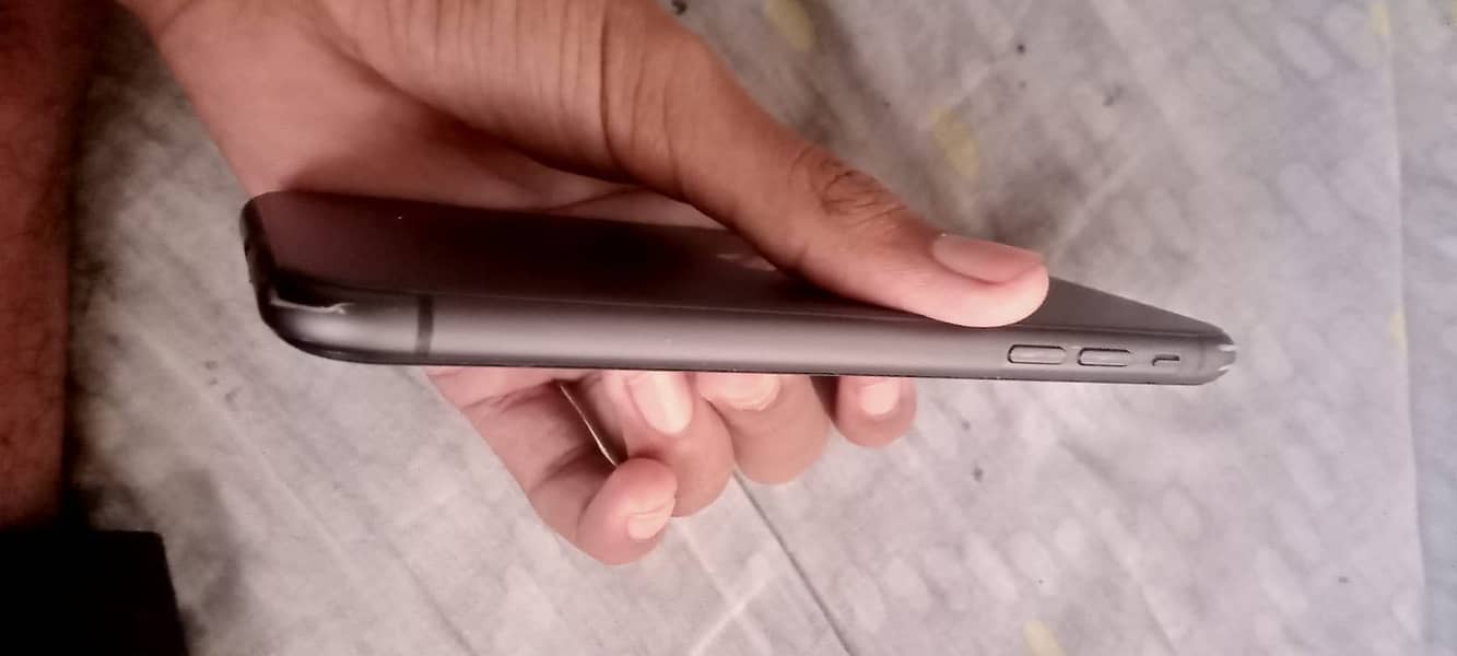 Apple iPhone 11 4