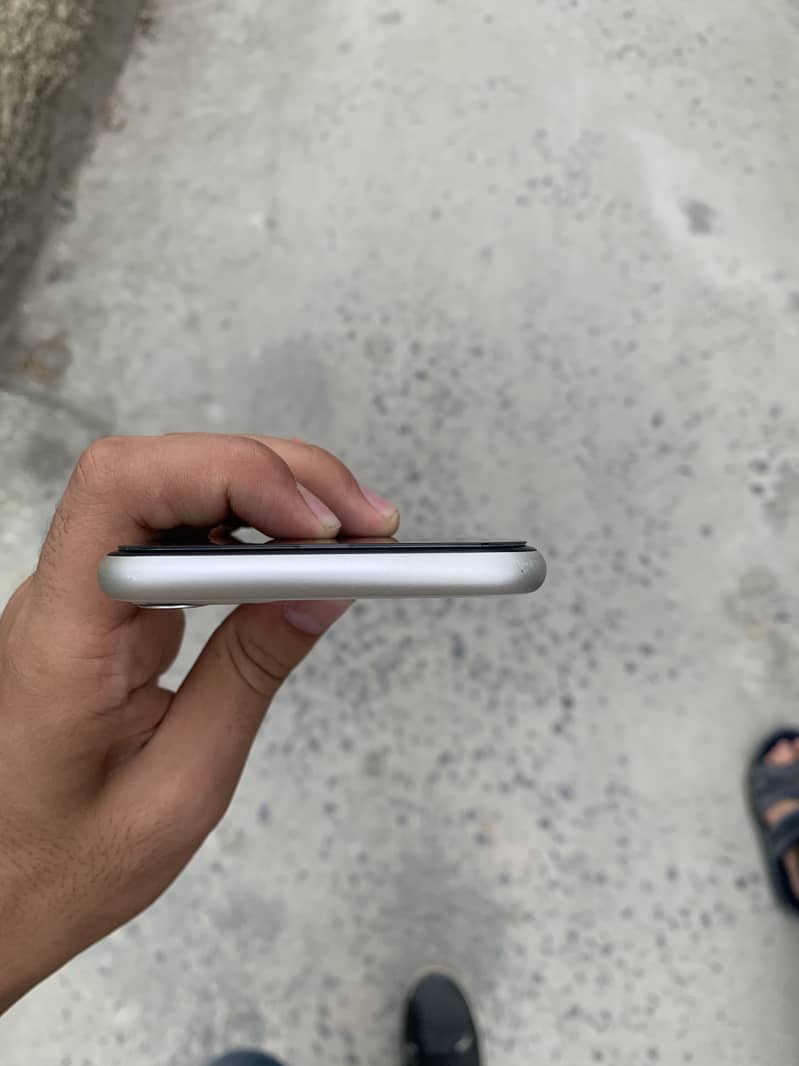 Apple iPhone 11 7