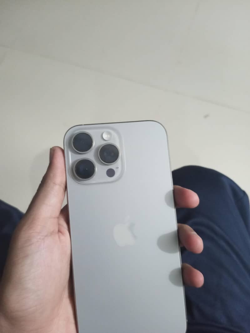 Apple iPhone 16 Pro Max 2