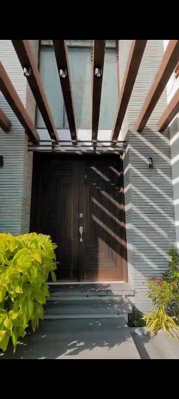600 Yards Extra Ordinary Maintained Bungalow Urgent Sale