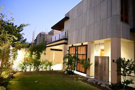 1000 Yards Brand Ultra Modern Designer House For Sale