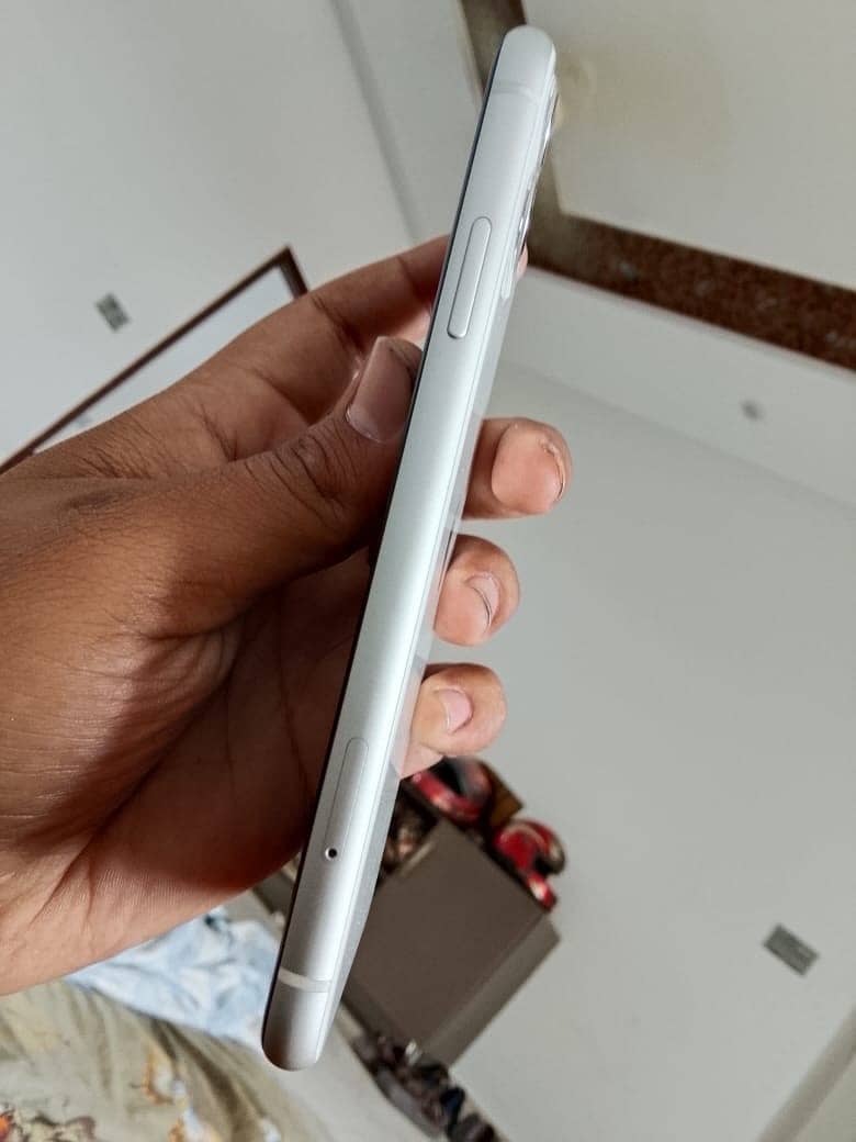 Apple iPhone 11 4