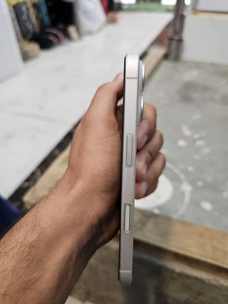 Apple iPhone 16 2