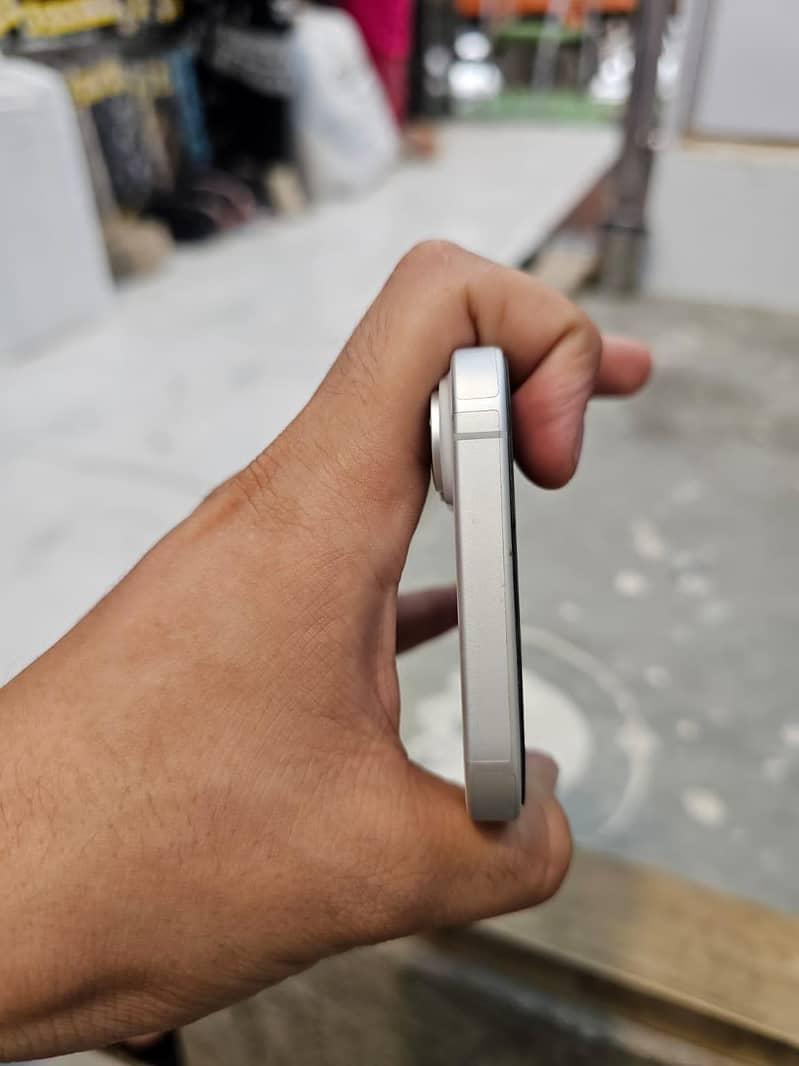 Apple iPhone 16 3
