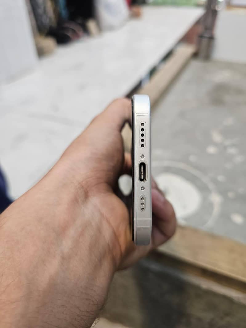 Apple iPhone 16 4