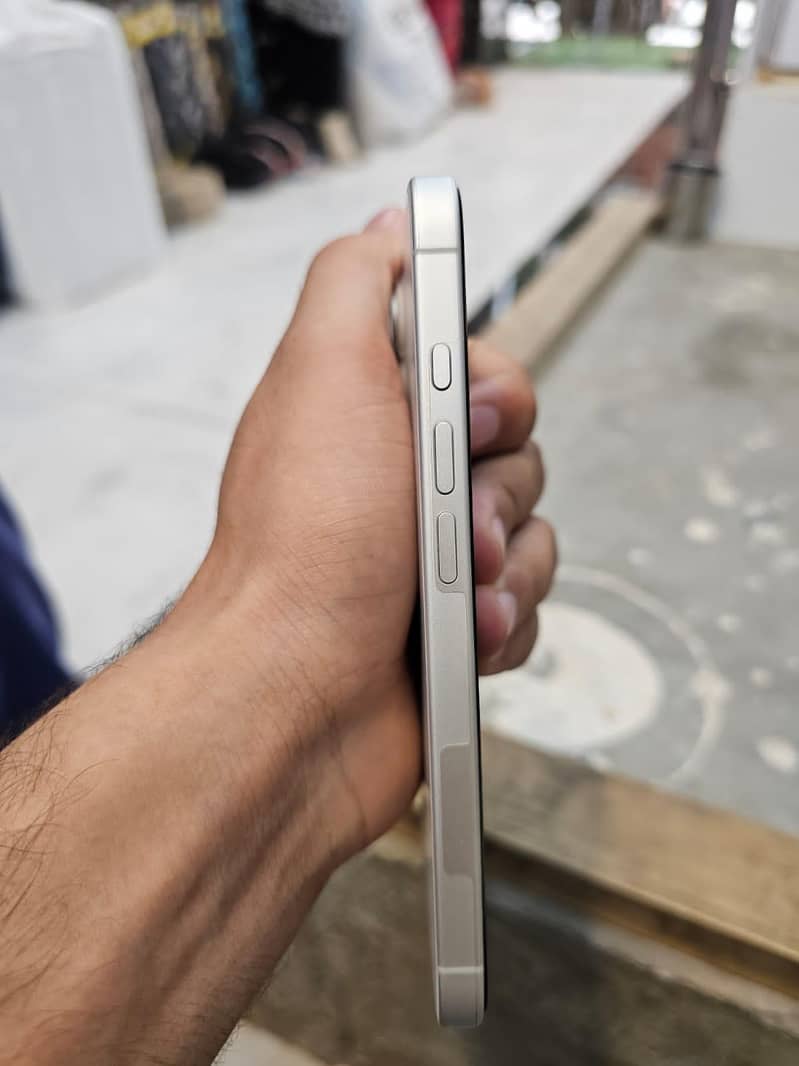 Apple iPhone 16 5