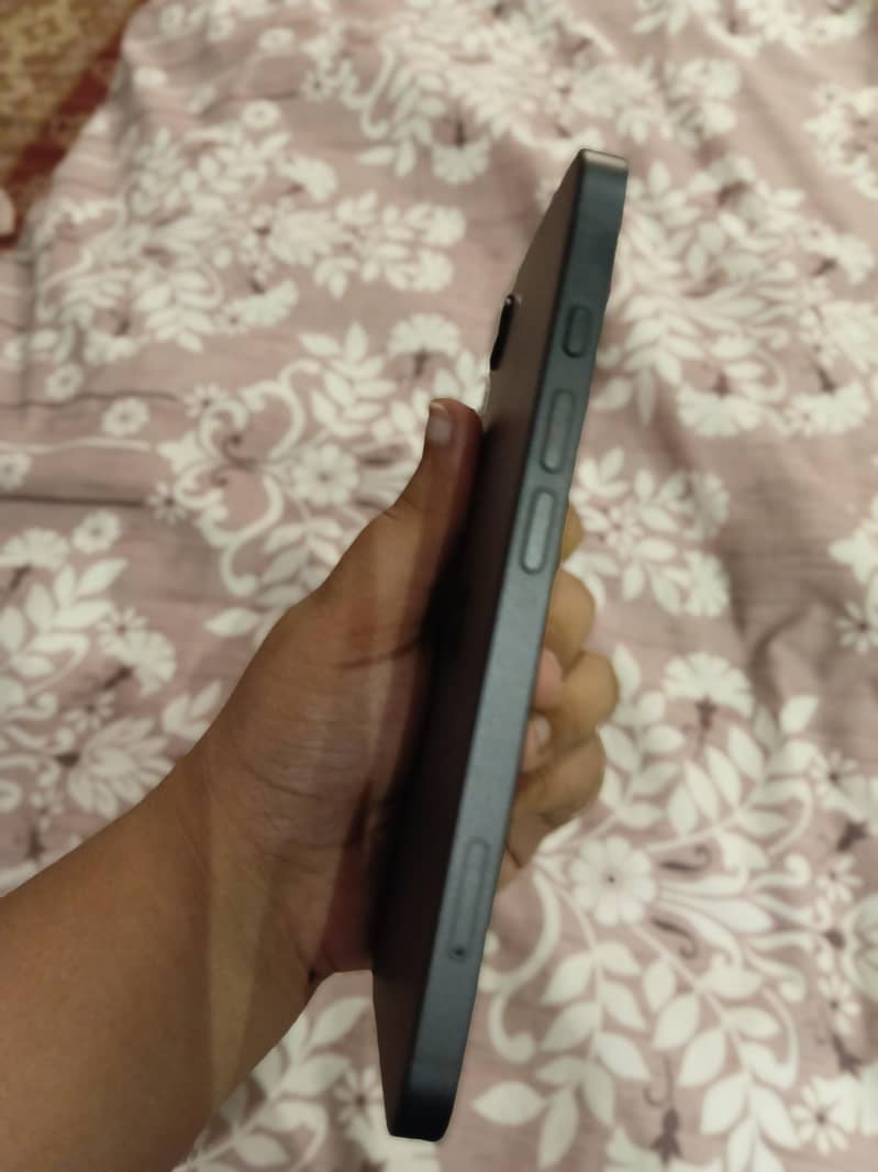Apple iPhone 16e 1