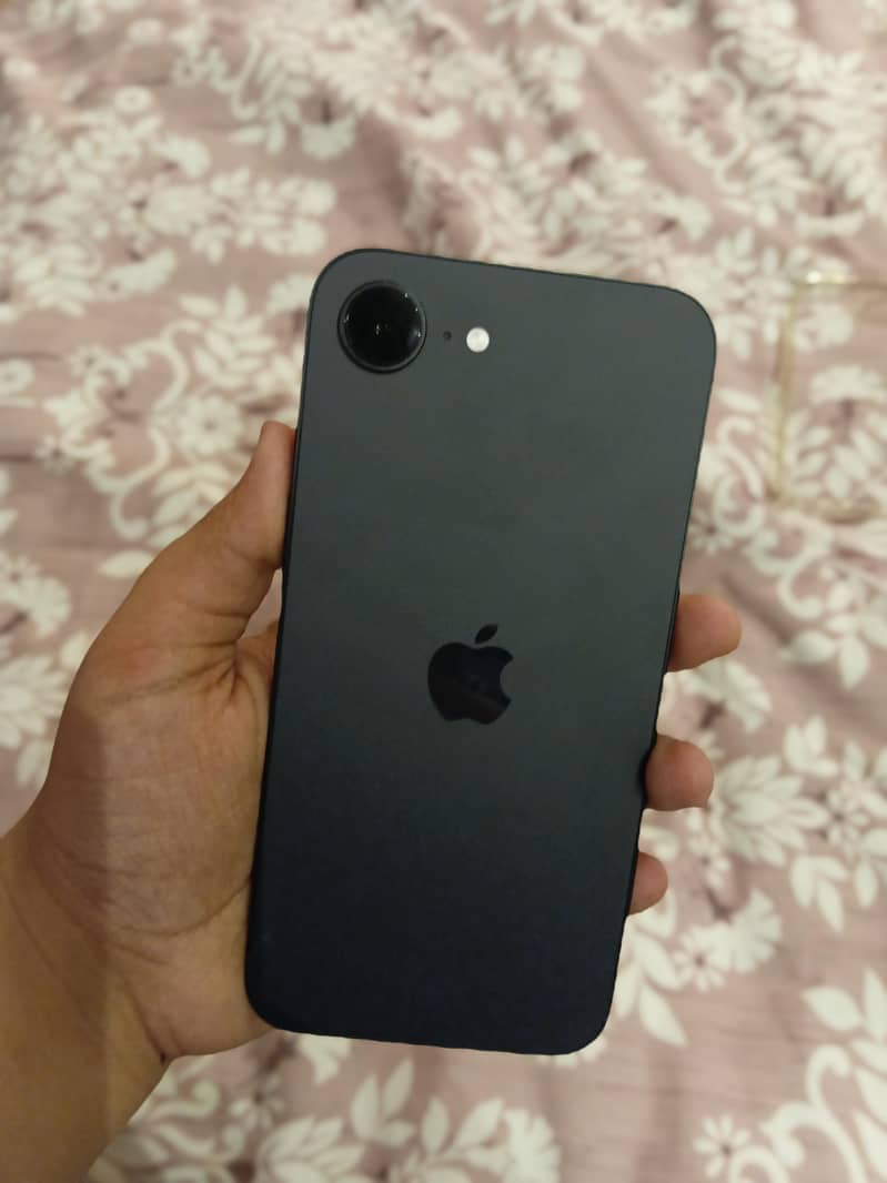 Apple iPhone 16e 2