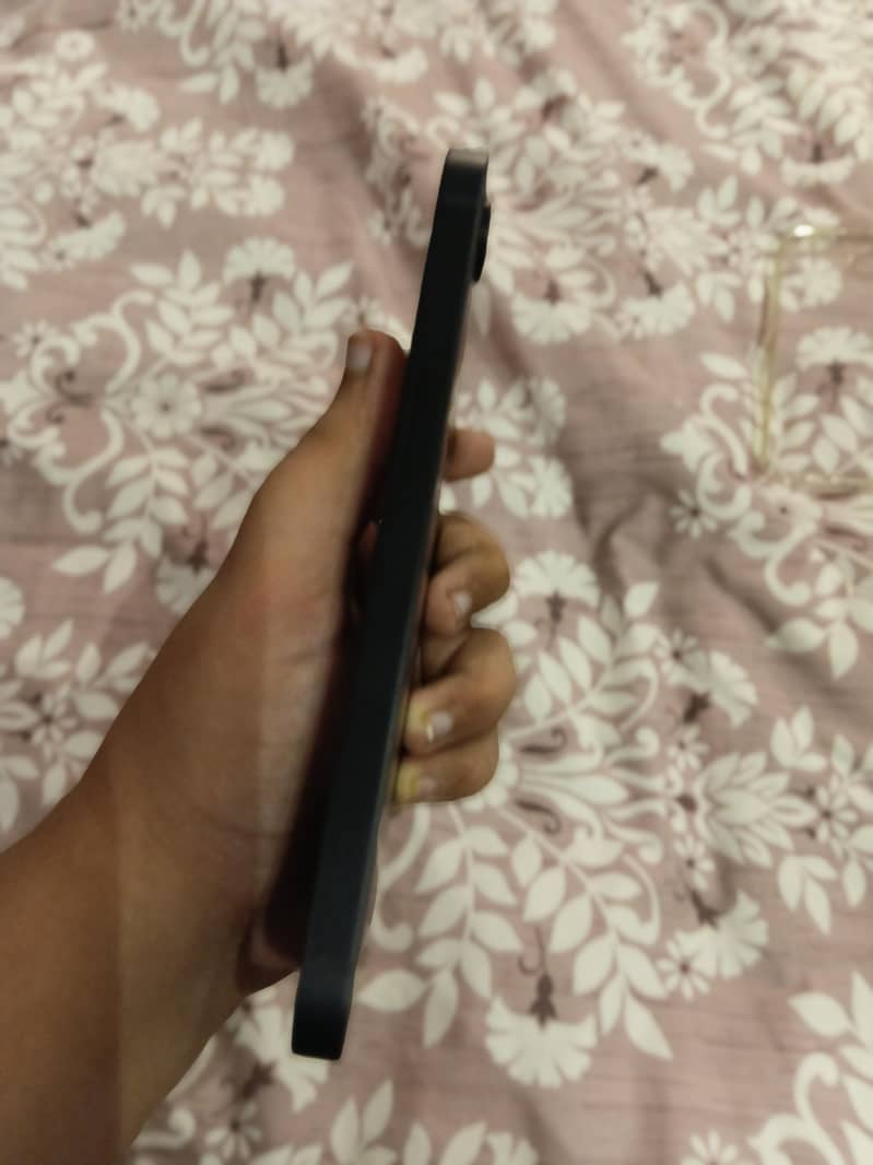 Apple iPhone 16e 3