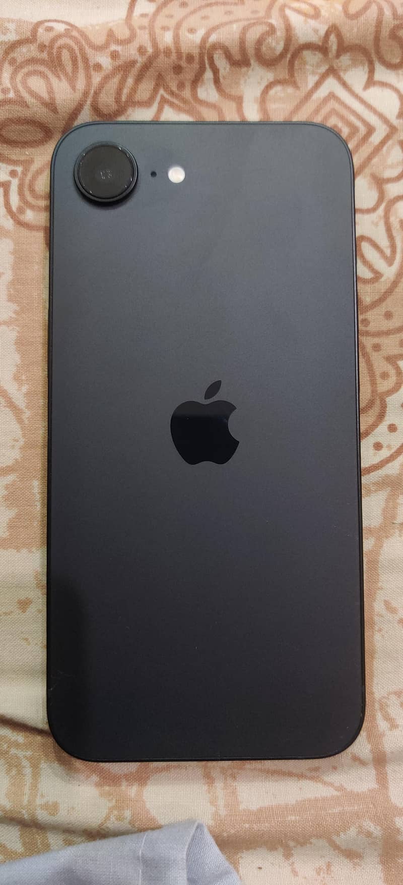 Apple iPhone 16e 1