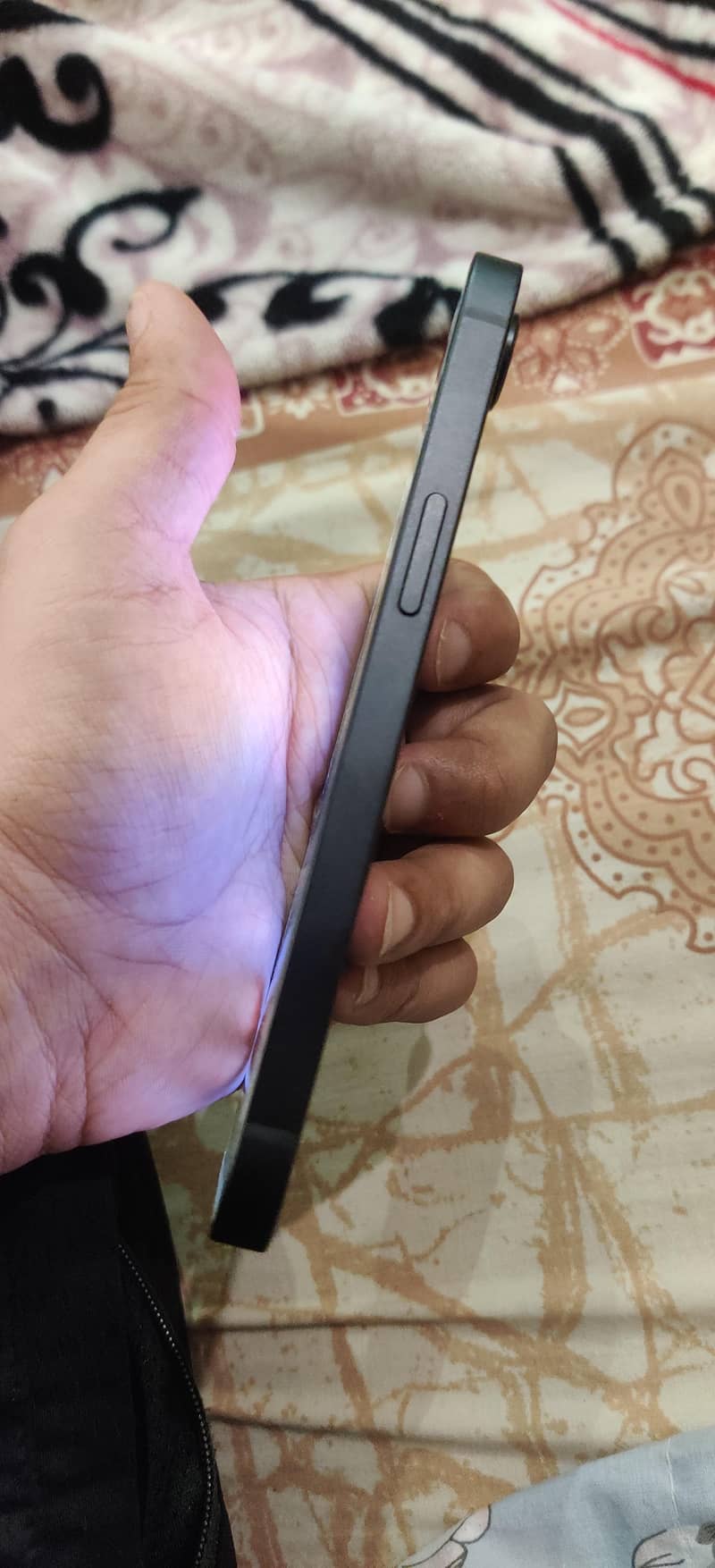Apple iPhone 16e 3