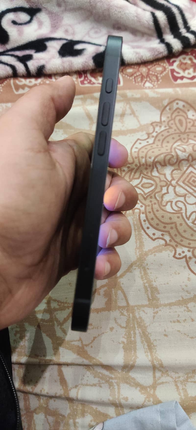 Apple iPhone 16e 4