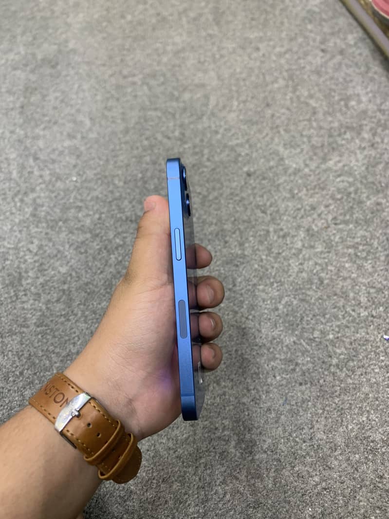 Apple iPhone 13 5