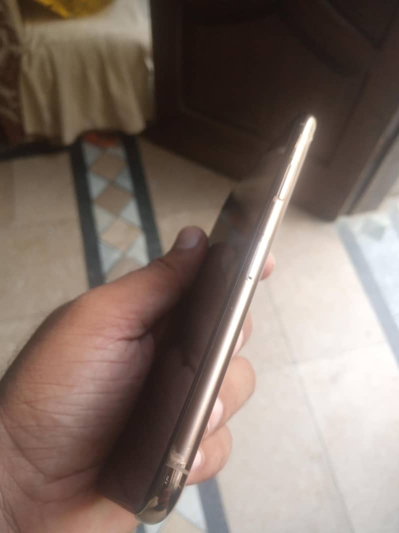 Apple iPhone 11 Pro Max 4