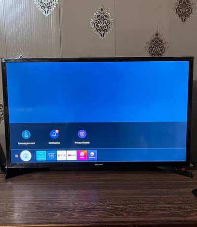 Samsung HD 32" Flat Smart TV T5300 with Box