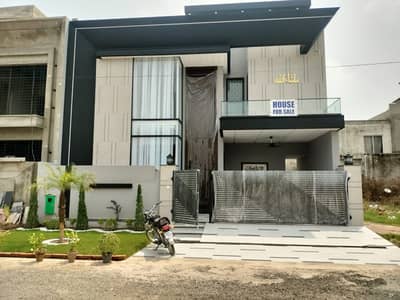 10 Marla brand new modern house available for sale in banker avenue top location