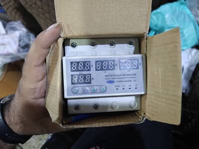 Tomzn 63A 3 Phase to Single Phase Selector and Protector