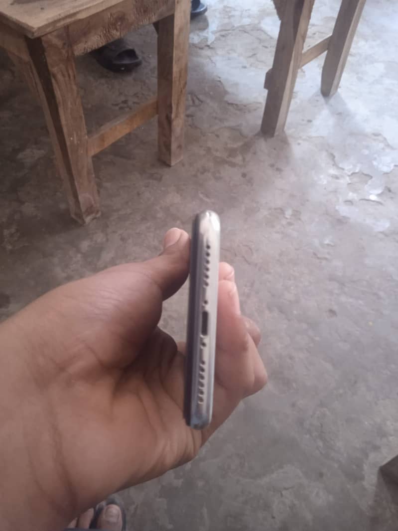Apple iPhone X 4