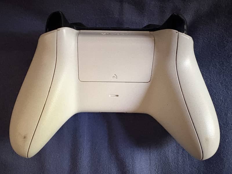 XBOX ONE Controller - White 1