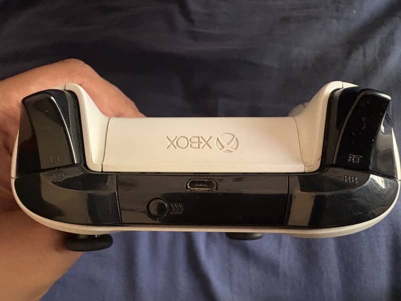 XBOX ONE Controller - White 2