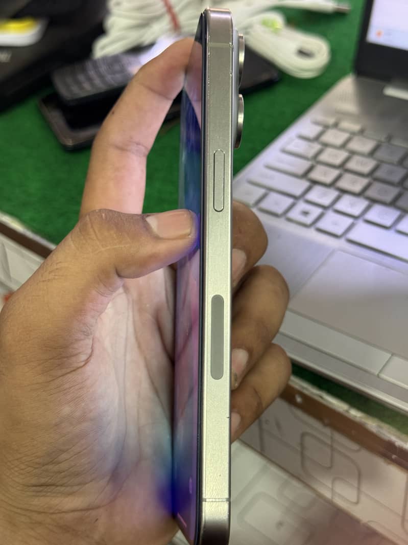 Apple iPhone 15 Pro Max 6