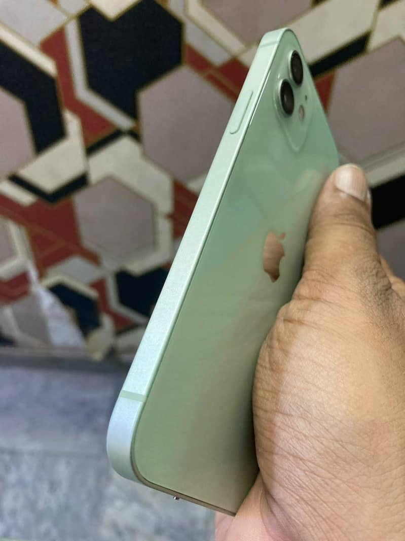 Apple iPhone 12 4