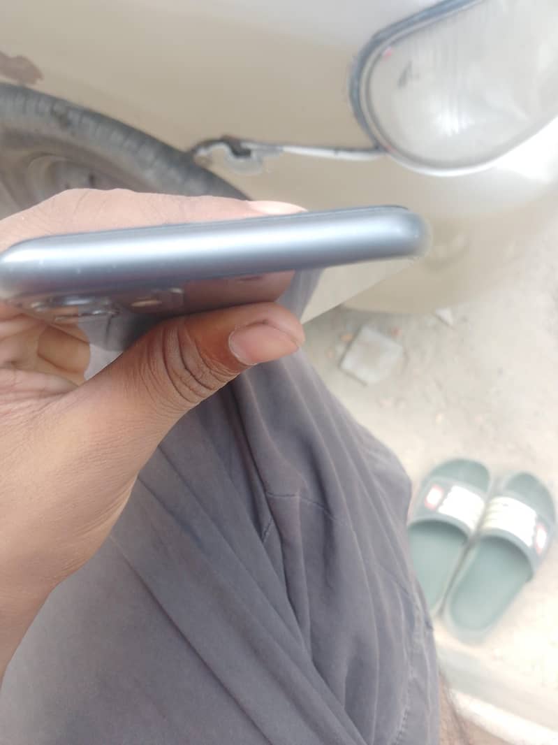 Apple iPhone 11 4