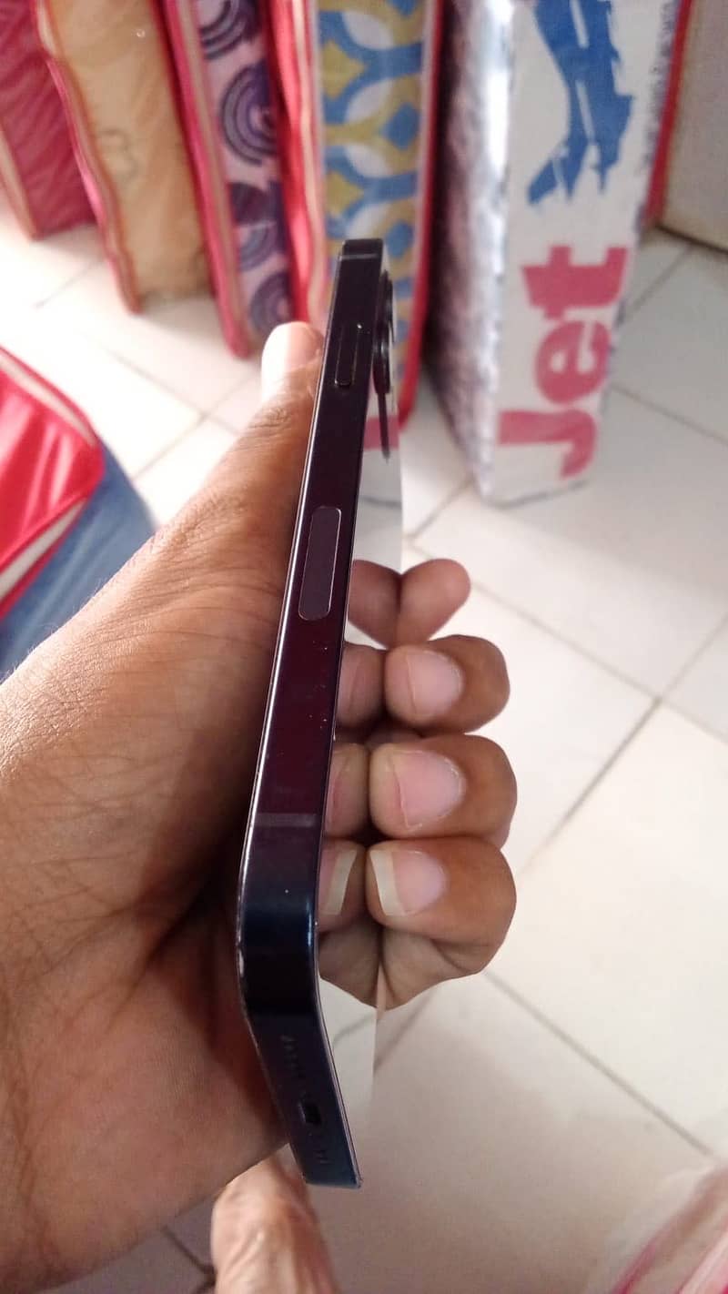 Apple iPhone 12 4