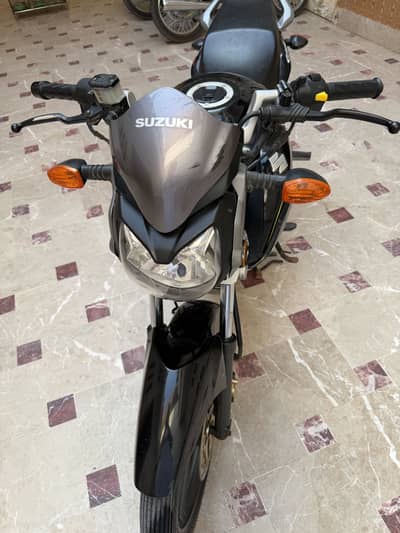 Suzuki 125 gs Black