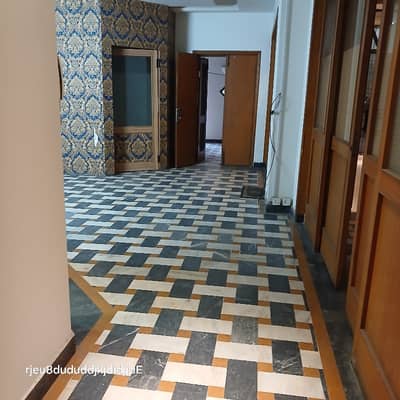 Upper Portion Of 1 Kanal In Allama Iqbal Town - College Block Is Available