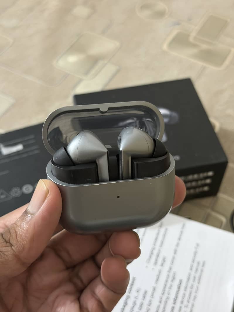 Buds 3 Pro 4
