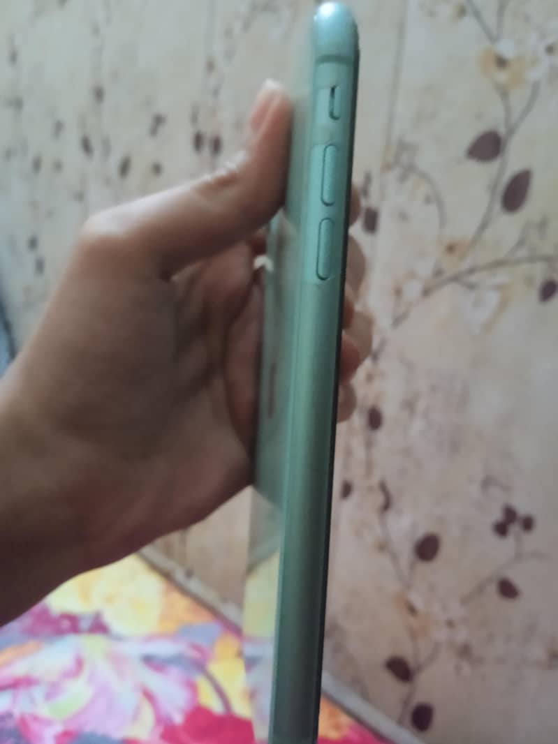 Apple iPhone 11 4