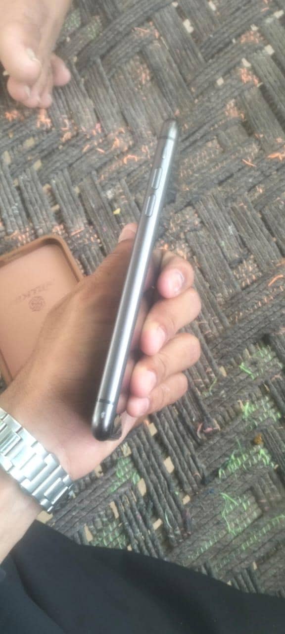 Apple iPhone 11 4