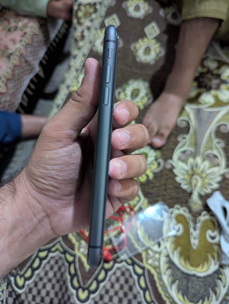 Apple iPhone 11 4