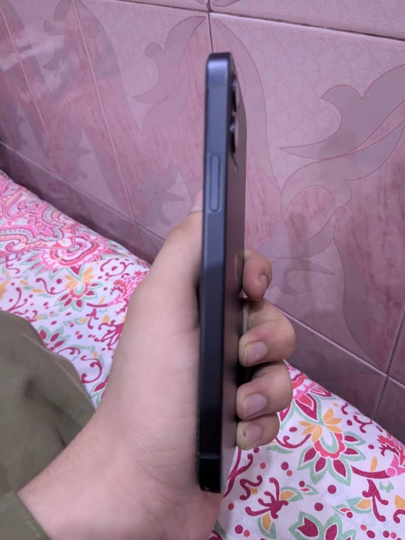 Apple iPhone 12 4