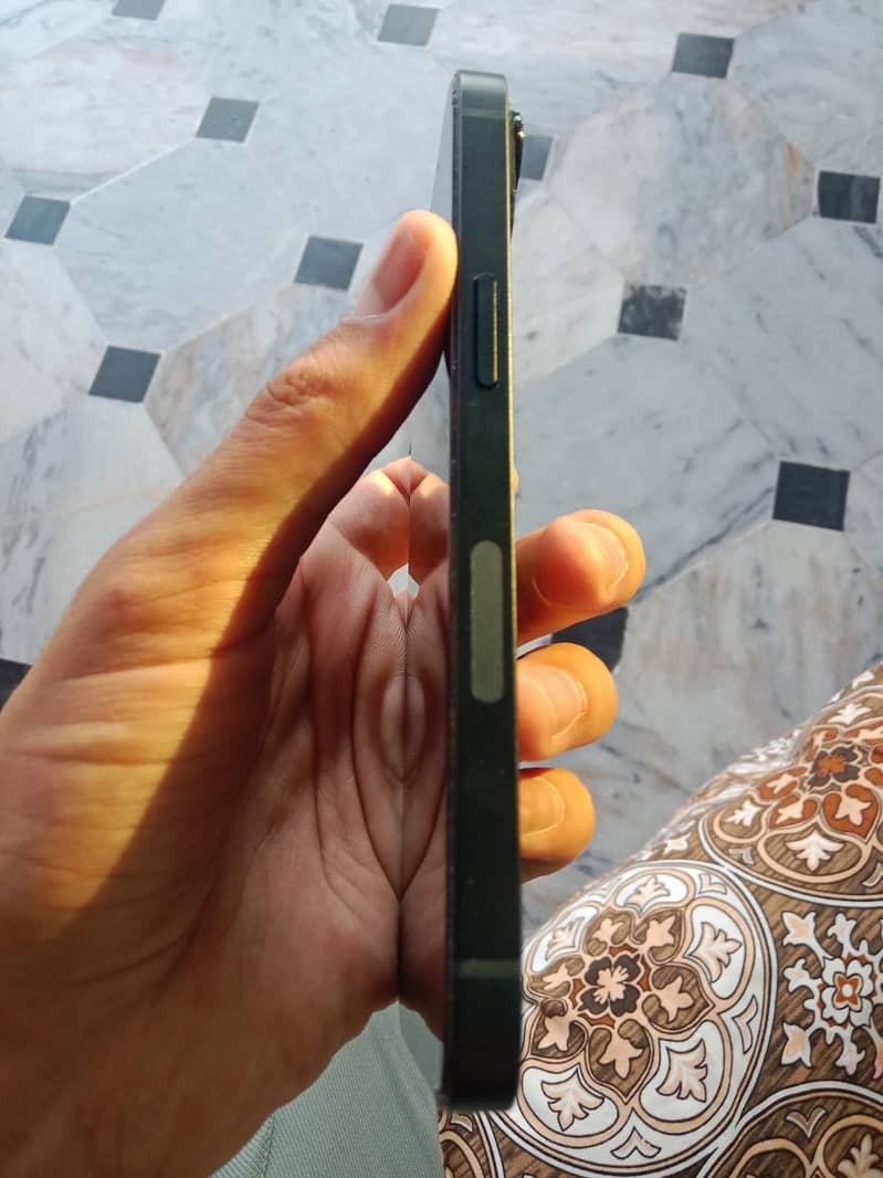 Apple iPhone 13 4