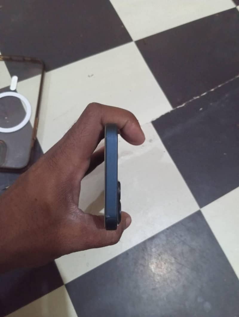 Apple iPhone 13 2