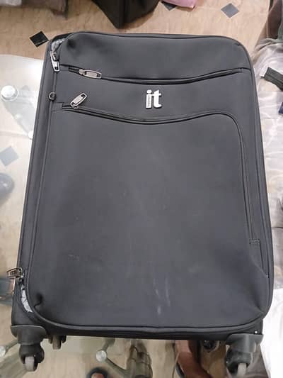 it Luggage Premium Black 4 Wheel Spinner Suitcase – British Brand