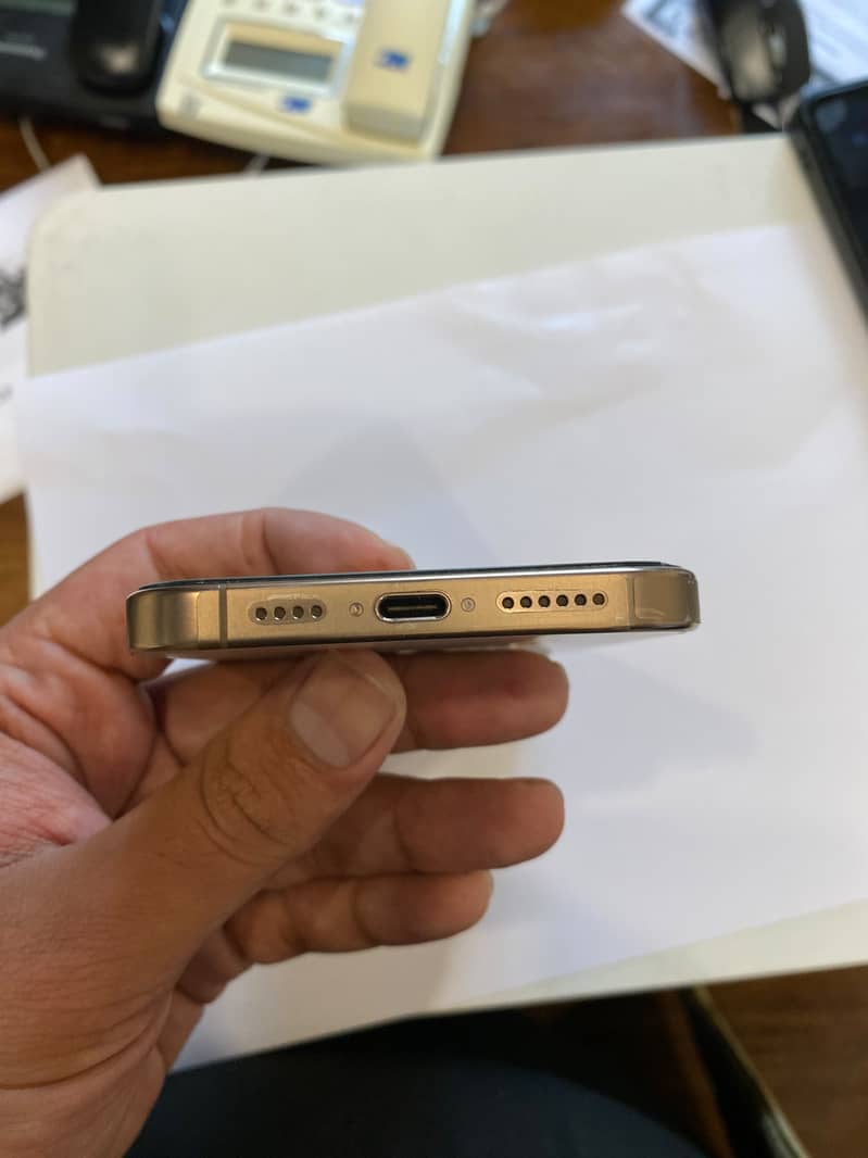 Apple iPhone 16 Pro Max 2