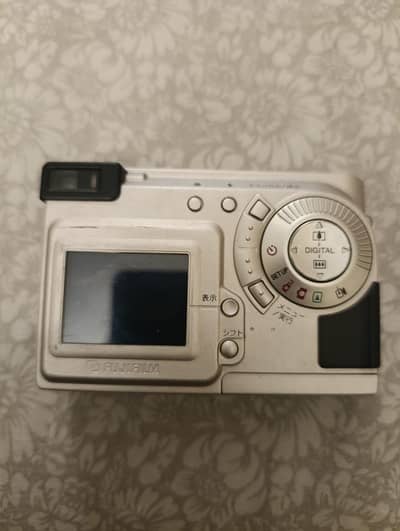 Fujifilm FinePix 1500 Digital Camera – 5 Megapixels 