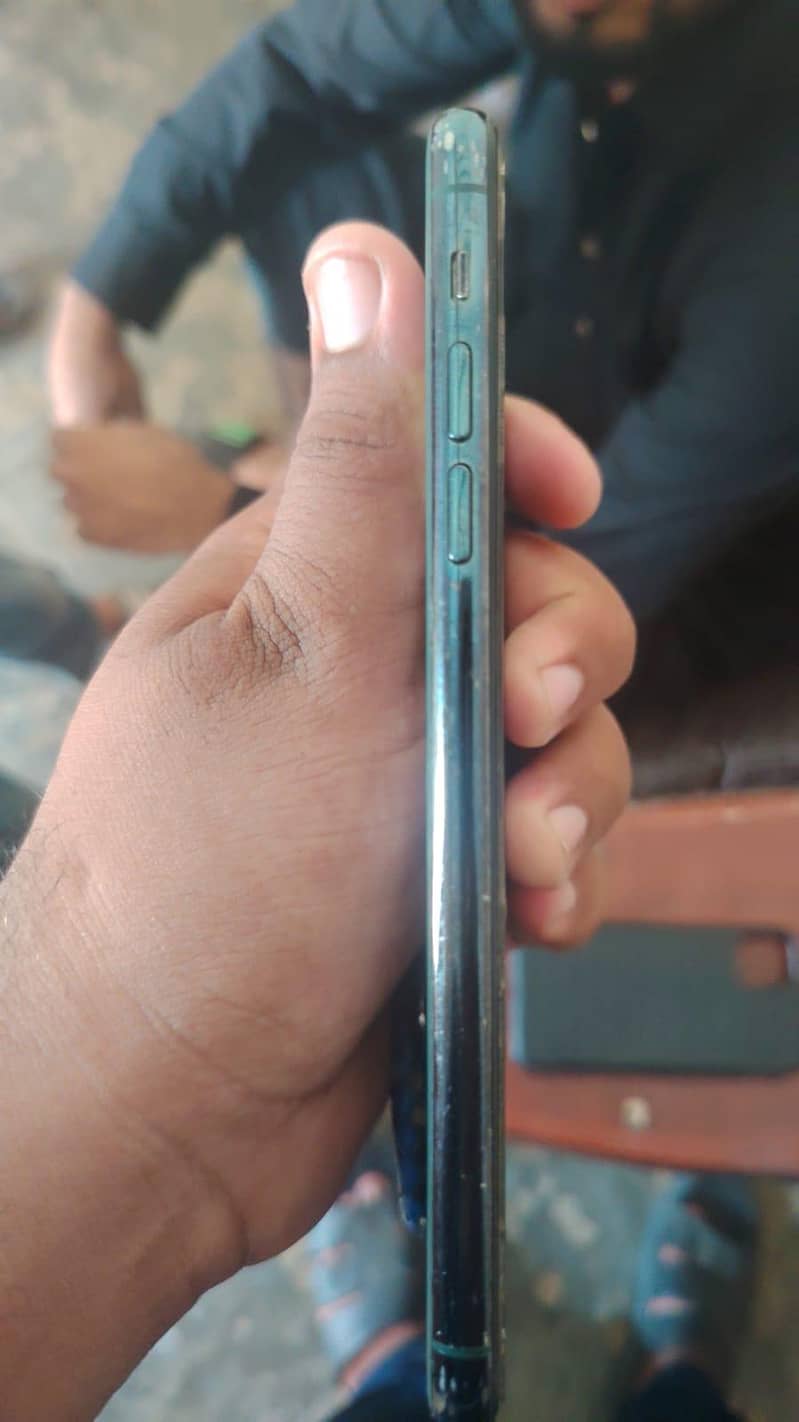Apple iPhone 11 3