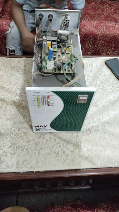 UPS 1000 Watts