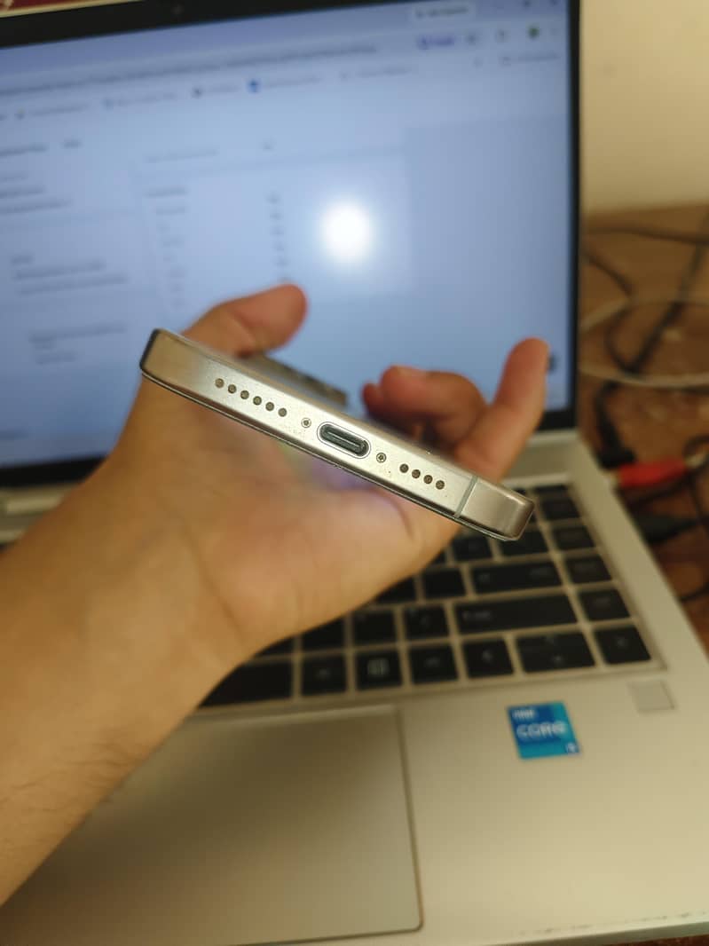 Apple iPhone 15 Pro Max 4