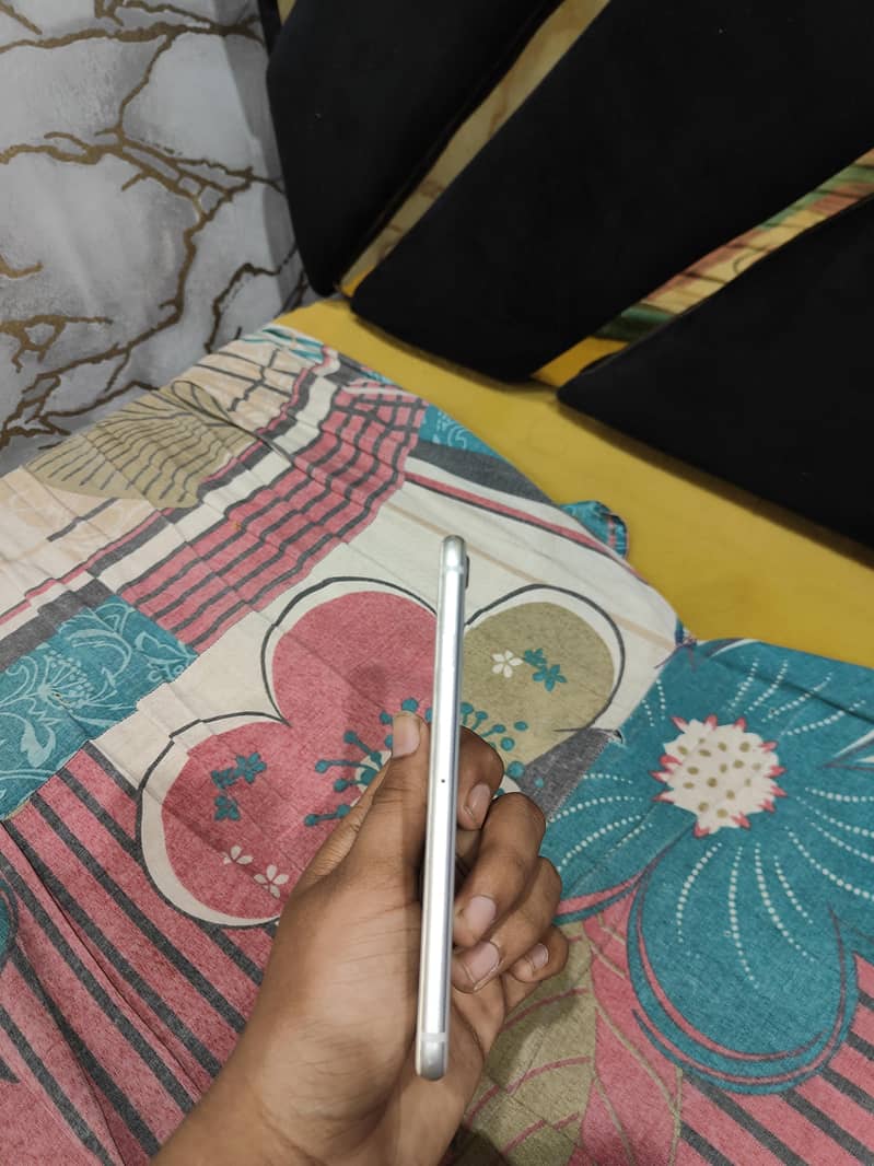 Apple iPhone 8 1