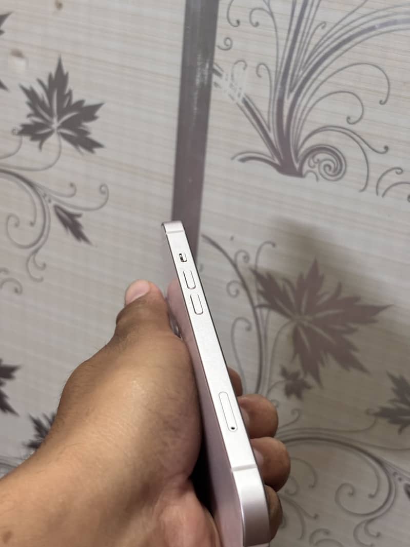 Apple iPhone 13 4