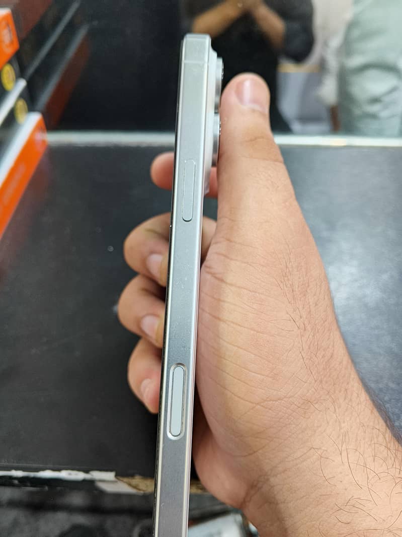 Apple iPhone 16 Pro Max 2