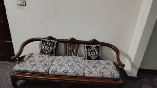 5 Seater Wooden Sofa Set with Table – Rs. 16,000